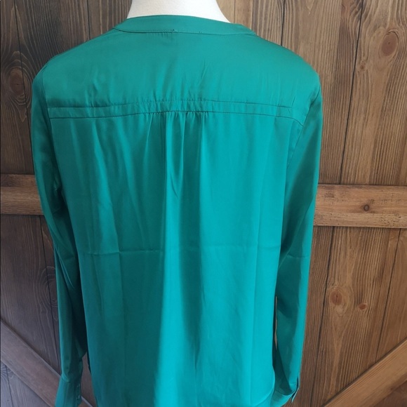 ❤️ 3/$25 Emerald green button up blouse Ann Taylor button down layering fall - Picture 2 of 7